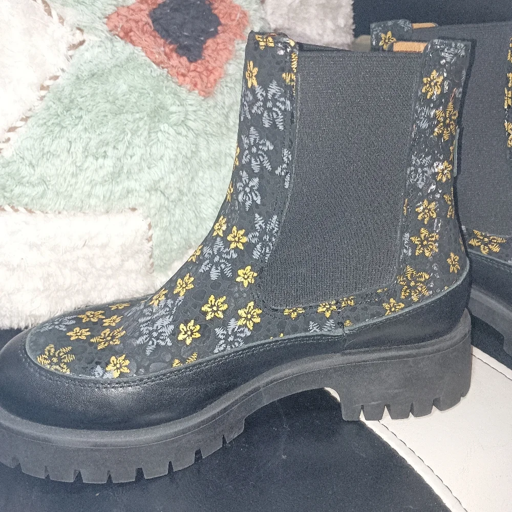 Embassy London Embroidered Floral Patterned Black Boots Chunky Heels EUC - Picture 4 of 11